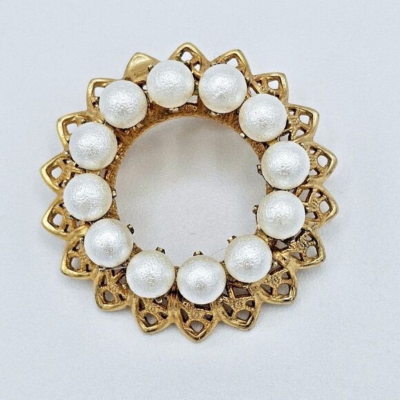 Vintage Couture Pearl Brooch Imitation Open Circle Round Gold Tone Estate Pin - Picture 3 of 7